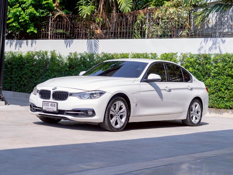 BMW Series 3 2022 330e Sedan ปลั๊กอินไฮบริด (PHEV) ไม่ติดแก๊ส เกียร์อัตโนมัติ ขาว รูปที่ 3