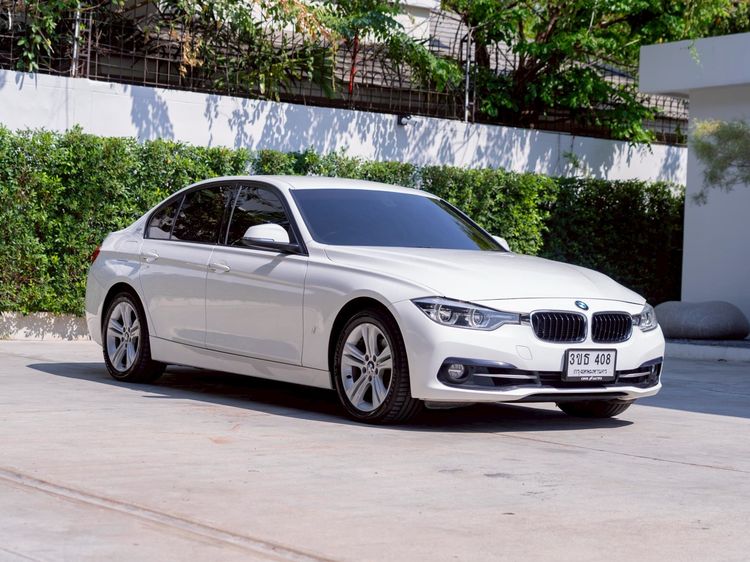 รถ BMW Series 3 330e สี ขาว