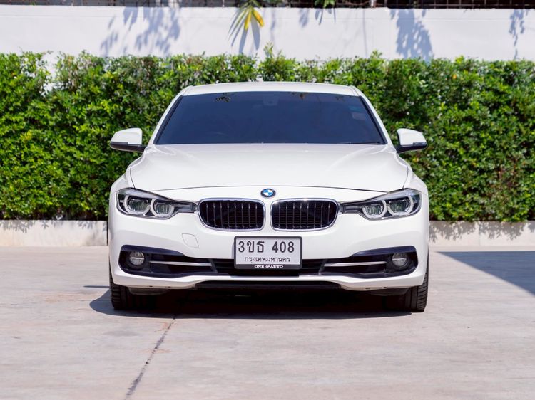 BMW Series 3 2022 330e Sedan ปลั๊กอินไฮบริด (PHEV) ไม่ติดแก๊ส เกียร์อัตโนมัติ ขาว รูปที่ 2