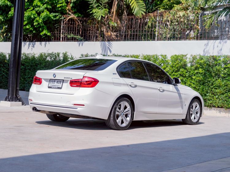 BMW Series 3 2022 330e Sedan ปลั๊กอินไฮบริด (PHEV) ไม่ติดแก๊ส เกียร์อัตโนมัติ ขาว รูปที่ 4