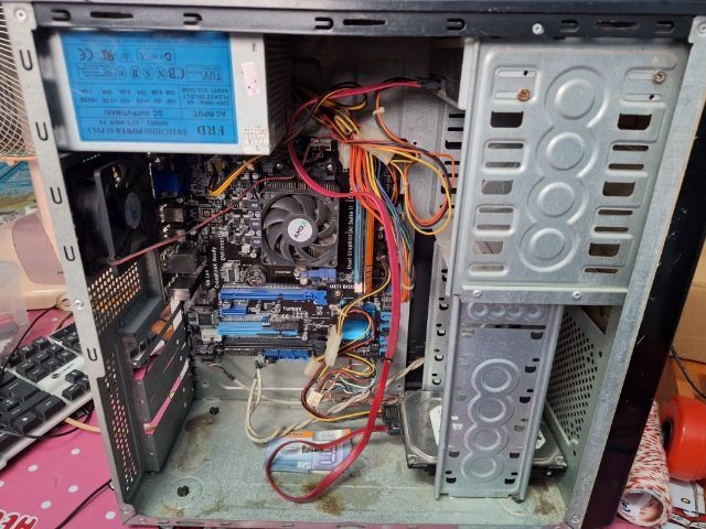 ขายยกเคส เมนบอร์ดasusf1a55 cpu e2-3200 2c 2t การ์ดจอในตัวHd6370Dแรม8กิ๊กhdd160กิ๊ก