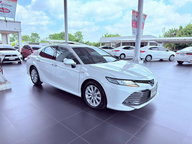 รถ Toyota Camry 2.5 Hybrid Premium สี ขาว