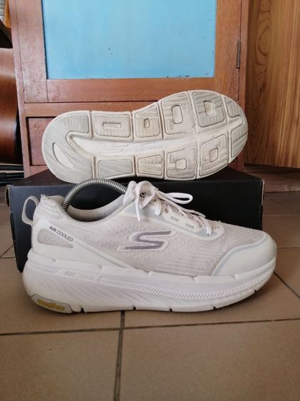 รองเท้า skechers​ go​ run​ size​ 43 ส่งฟรีครับ