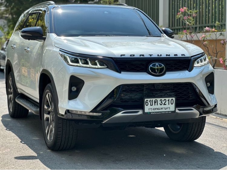 Toyota Fortuner 2023 2.4 Legender Black Top Utility-car ดีเซล ไม่ติดแก๊ส เกียร์อัตโนมัติ ขาว รูปที่ 2