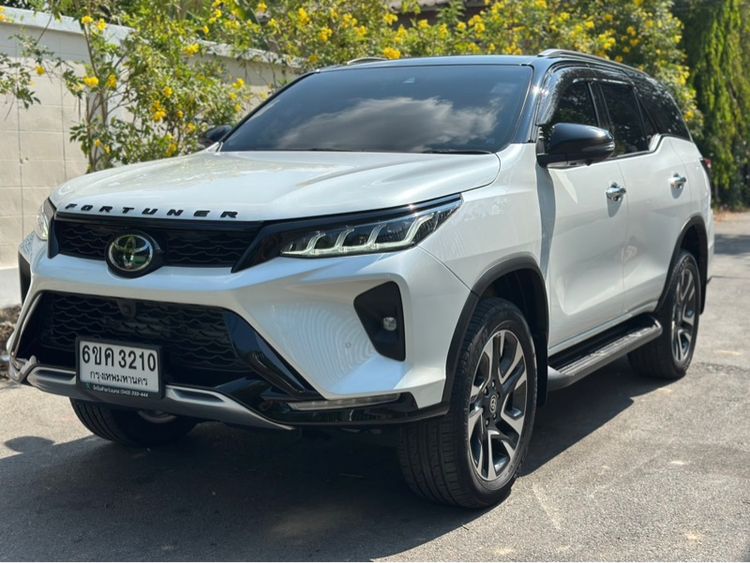 Toyota Fortuner 2023 2.4 Legender Black Top Utility-car ดีเซล ไม่ติดแก๊ส เกียร์อัตโนมัติ ขาว รูปที่ 3