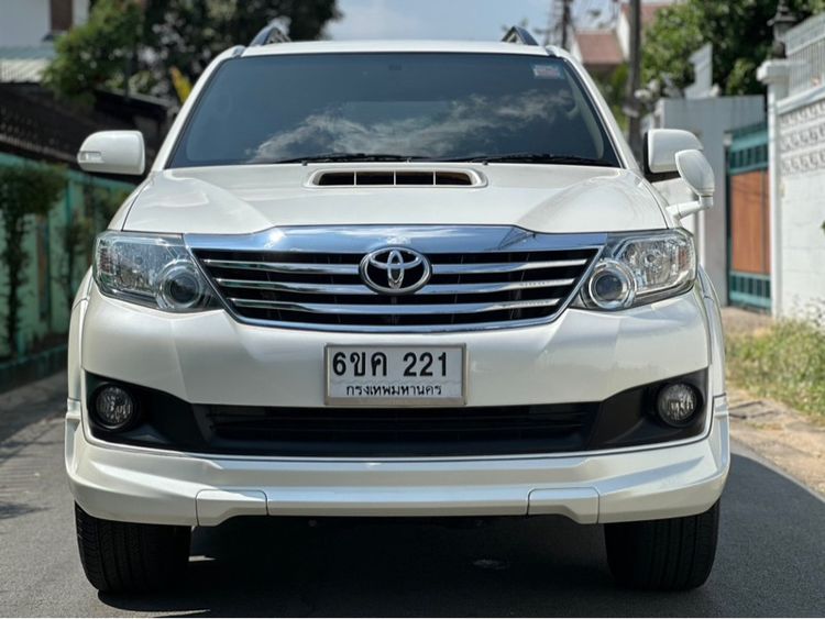 รถ Toyota Fortuner 3.0 V สี ขาว