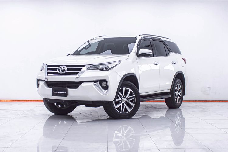 รถ Toyota Fortuner 2.8 V สี ขาว