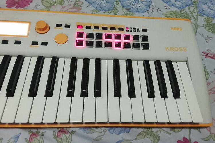 Korg Kross2 สภาพดี สี Limited พร้อมแซม อ. ต้าร์ พร้อม Adapter แท้ รูปที่ 4