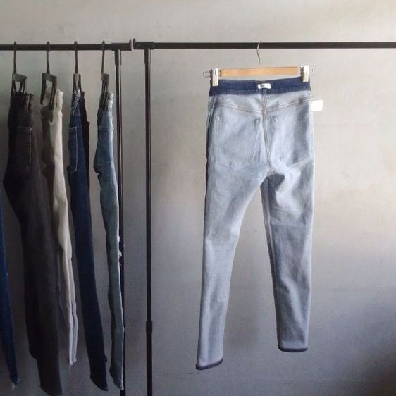 FRAY I.D ยีนส์ญี่ปุ่นแท้
ทรงสวยเข้ารูป ผ้ายืดใส่สบาย
ใส่แล้วหุ่นเป๊ะมาก รูปที่ 10