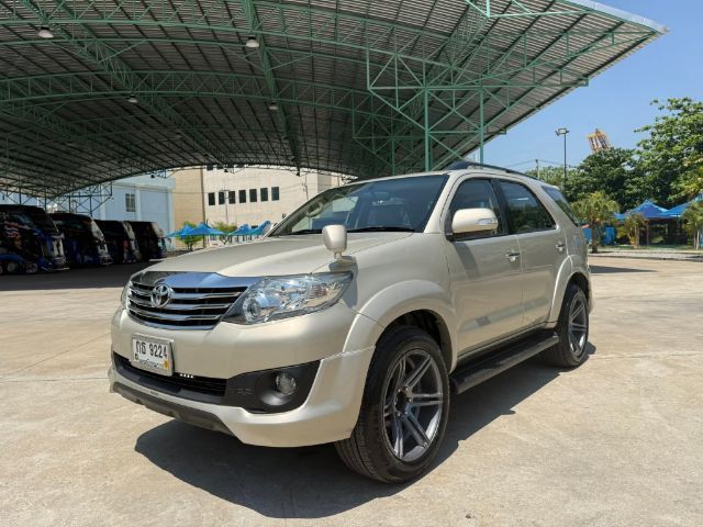 รถ Toyota Fortuner 2.7 V 2WD Champ Midnight Shine สี บรอนซ์ทอง