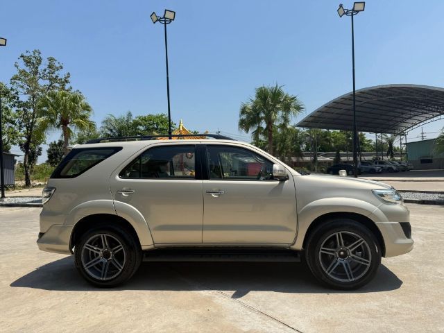 Toyota Fortuner 2012 2.7 V 2WD Champ Midnight Shine Van เบนซิน LPG เกียร์อัตโนมัติ บรอนซ์ทอง รูปที่ 2