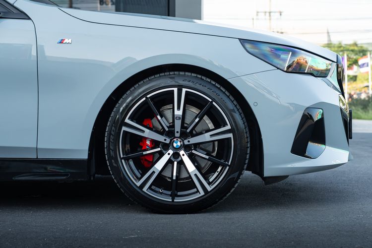 BMW Series 5 2025 520d Sedan ดีเซล ไม่ติดแก๊ส เกียร์อัตโนมัติ เทา รูปที่ 3