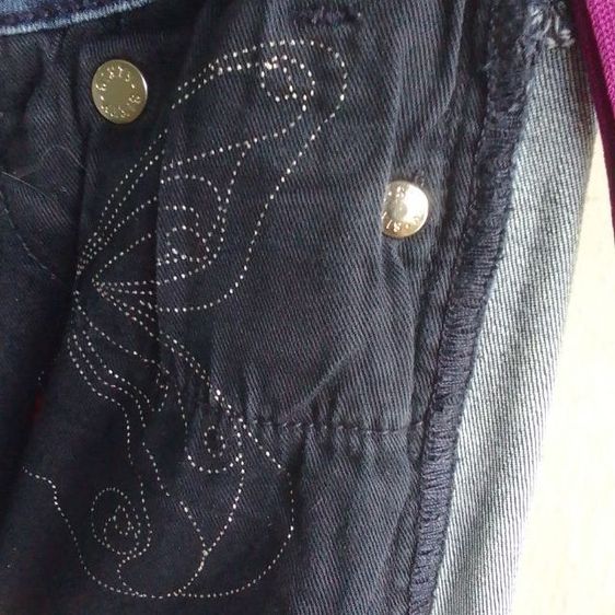 ตัวนี้เป็นยีนส์แบรนด์ MISS SIXTY ซึ่งถือว่าเป็นแบรนด์แฟชั่นผู้หญิงระดับกลาง-ค่อนบน  ราคามือหนึ่งค่อนข้างสูง
 รูปที่ 12