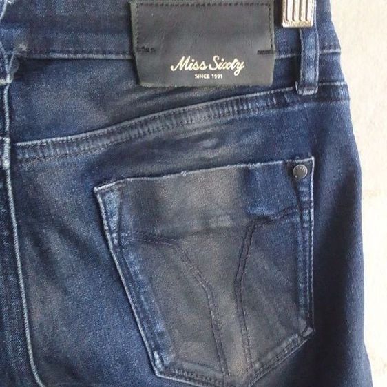 ตัวนี้เป็นยีนส์แบรนด์ MISS SIXTY ซึ่งถือว่าเป็นแบรนด์แฟชั่นผู้หญิงระดับกลาง-ค่อนบน  ราคามือหนึ่งค่อนข้างสูง
 รูปที่ 3
