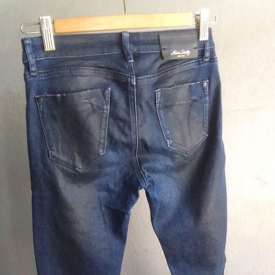 ตัวนี้เป็นยีนส์แบรนด์ MISS SIXTY ซึ่งถือว่าเป็นแบรนด์แฟชั่นผู้หญิงระดับกลาง-ค่อนบน  ราคามือหนึ่งค่อนข้างสูง
 รูปที่ 2