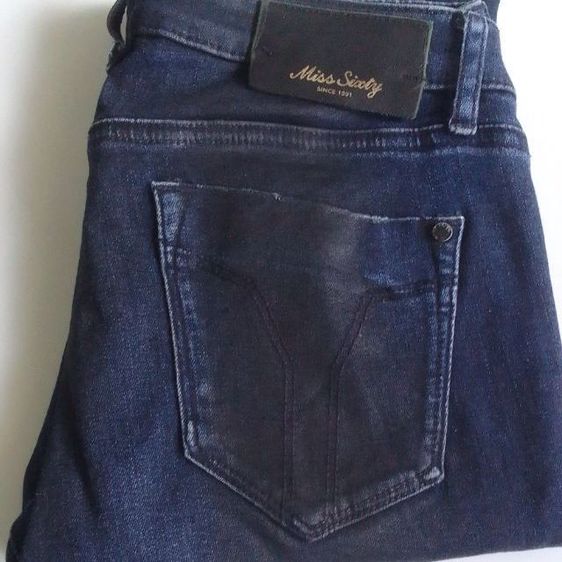 ตัวนี้เป็นยีนส์แบรนด์ MISS SIXTY ซึ่งถือว่าเป็นแบรนด์แฟชั่นผู้หญิงระดับกลาง-ค่อนบน  ราคามือหนึ่งค่อนข้างสูง
 รูปที่ 16