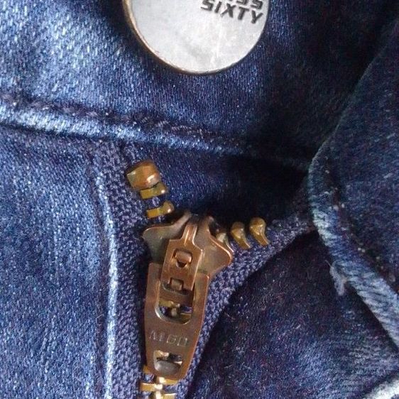 ตัวนี้เป็นยีนส์แบรนด์ MISS SIXTY ซึ่งถือว่าเป็นแบรนด์แฟชั่นผู้หญิงระดับกลาง-ค่อนบน  ราคามือหนึ่งค่อนข้างสูง
 รูปที่ 8