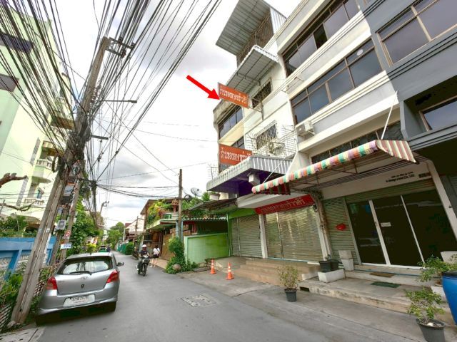 ใช่ ขายถูก ตึกแถว  3.5 ชั้น ใกล้รถไฟฟ้า เนื้อที่ 19  ตรว. (2 นอน 2 ห้องน้ำ) ซอยลาดพร้าว 132 แยก 1 ห่างจากถนนลาดพร้าวเพียง 140 เมตร  รูปที่ 2