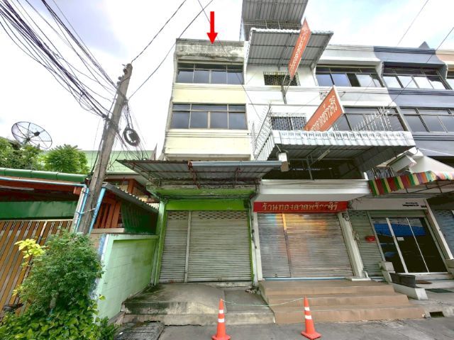 ใช่ ขายถูก ตึกแถว  3.5 ชั้น ใกล้รถไฟฟ้า เนื้อที่ 19  ตรว. (2 นอน 2 ห้องน้ำ) ซอยลาดพร้าว 132 แยก 1 ห่างจากถนนลาดพร้าวเพียง 140 เมตร 