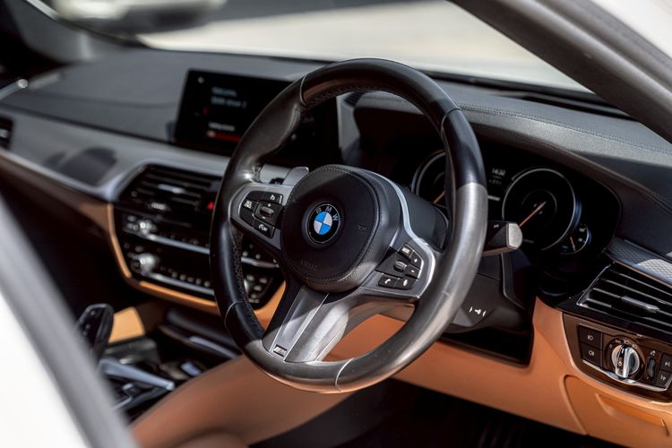 BMW Series 5 2018 530e Sedan เบนซิน ขาว รูปที่ 2