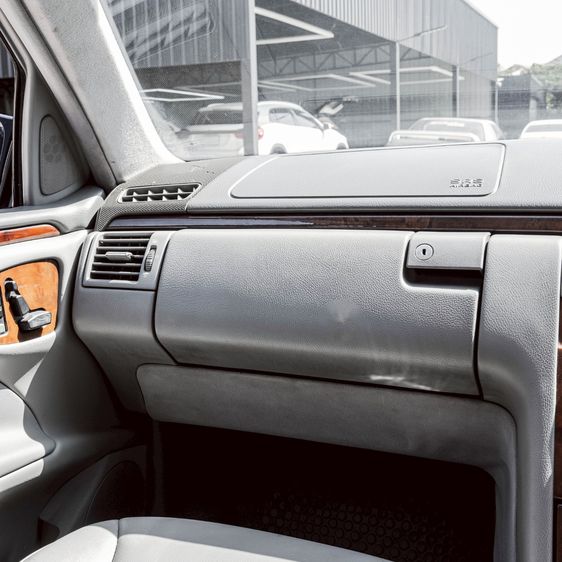 Mercedes-Benz E-Class 1996 E230 Sedan เบนซิน น้ำเงิน รูปที่ 4