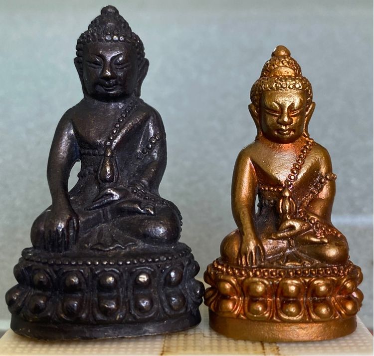 พระกริ่ง 2 องค์ เนื้อโลหะรมดำและทองแดง มีโค๊ตใต้ฐาน