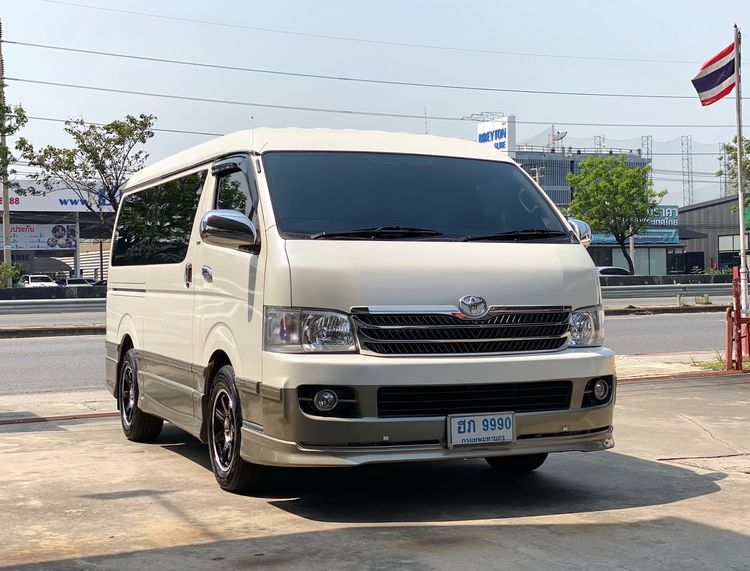 รถ Toyota Ventury 2.7 V สี ขาว
