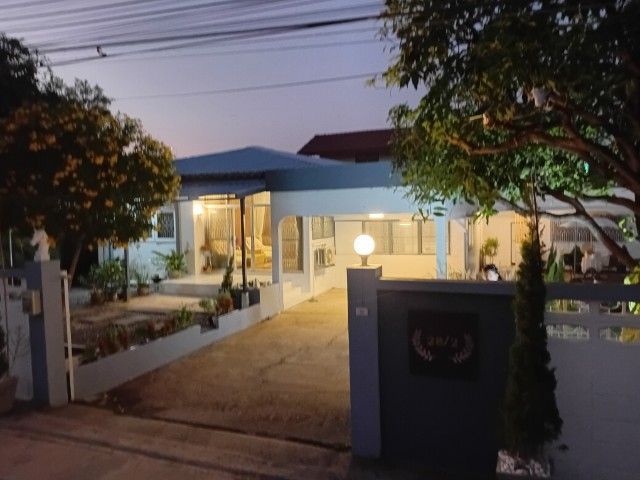 บ้านเดี่ยวขนาด100 ตรว. ราคาถูกในแจ้งวัฒนะมีสนามให้2สนามเลี่ยงน้องหมาใด้สบาย