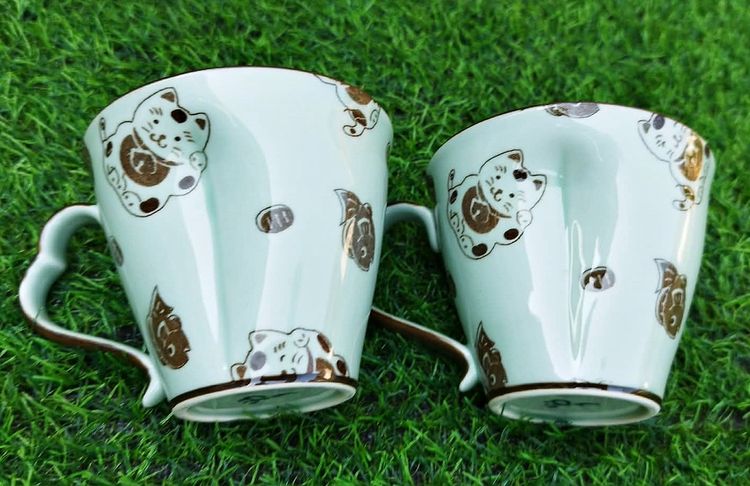 แก้วเซรามิคสีเขียวพาสเทลทรงวินเทจ ลายแมวญี่ปุ่นกวักนำโชค (Maneki Neko) และปลาไท Taiyaki รอบใบ รูปที่ 2