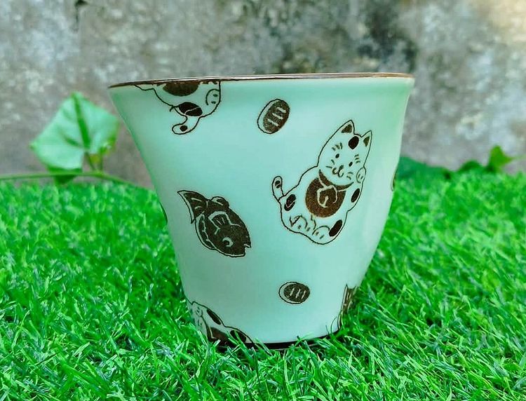 แก้วเซรามิคสีเขียวพาสเทลทรงวินเทจ ลายแมวญี่ปุ่นกวักนำโชค (Maneki Neko) และปลาไท Taiyaki รอบใบ รูปที่ 7