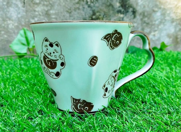 แก้วเซรามิคสีเขียวพาสเทลทรงวินเทจ ลายแมวญี่ปุ่นกวักนำโชค (Maneki Neko) และปลาไท Taiyaki รอบใบ รูปที่ 6