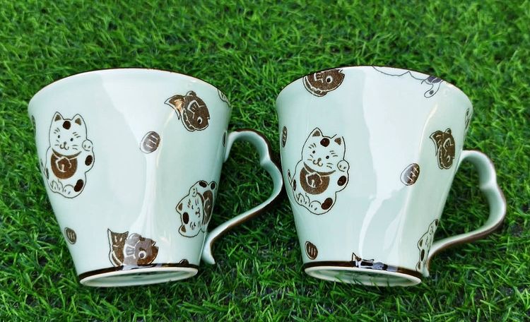 แก้วเซรามิคสีเขียวพาสเทลทรงวินเทจ ลายแมวญี่ปุ่นกวักนำโชค (Maneki Neko) และปลาไท Taiyaki รอบใบ