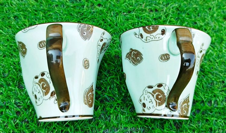 แก้วเซรามิคสีเขียวพาสเทลทรงวินเทจ ลายแมวญี่ปุ่นกวักนำโชค (Maneki Neko) และปลาไท Taiyaki รอบใบ รูปที่ 3