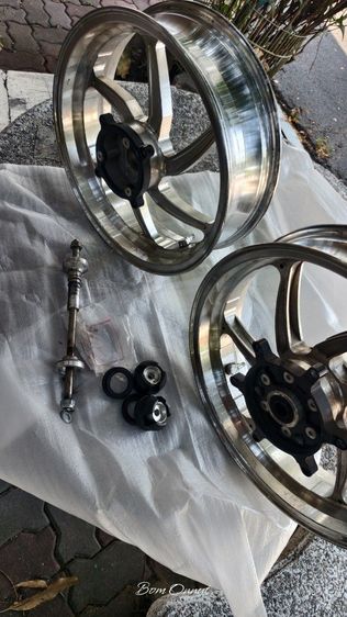 ขายล้อแม็กอลูมิเนียม ยี่ห้อ racing power ใส่ Honda ADV350 หรือ forza มีแกนล้อหน้าไปให้ครับ
สินค้าตามรูปภาพเลยครับ
ล้อหลังมีตำหนิรอยร้าวนิดหน่อยแต่ใส่ไม่เป็นไรครับ
นัดรับได้แถวสุขุมวิทซอย 19
ราคา3500 รส รูปที่ 4