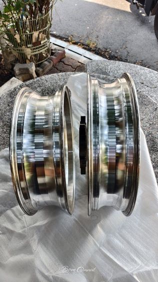 ขายล้อแม็กอลูมิเนียม ยี่ห้อ racing power ใส่ Honda ADV350 หรือ forza มีแกนล้อหน้าไปให้ครับ
สินค้าตามรูปภาพเลยครับ
ล้อหลังมีตำหนิรอยร้าวนิดหน่อยแต่ใส่ไม่เป็นไรครับ
นัดรับได้แถวสุขุมวิทซอย 19
ราคา3500 รส รูปที่ 2