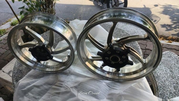 ขายล้อแม็กอลูมิเนียม ยี่ห้อ racing power ใส่ Honda ADV350 หรือ forza มีแกนล้อหน้าไปให้ครับ
สินค้าตามรูปภาพเลยครับ
ล้อหลังมีตำหนิรอยร้าวนิดหน่อยแต่ใส่ไม่เป็นไรครับ
นัดรับได้แถวสุขุมวิทซอย 19
ราคา3500 รส รูปที่ 3