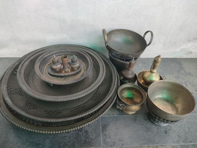 อื่นๆ ชุดเครื่องทองเหลืองโบราณยกชุด สิบกว่าชิ้น งานโบราณแท้ เนื้อหนา พานมีลายปีนักษัตร ตอกมือ  ลายเมพพนม