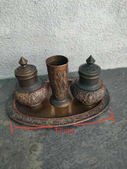 ชุดเครื่องทองเหลืองโบราณยกชุด สิบกว่าชิ้น งานโบราณแท้ เนื้อหนา พานมีลายปีนักษัตร ตอกมือ  ลายเมพพนม รูปที่ 9