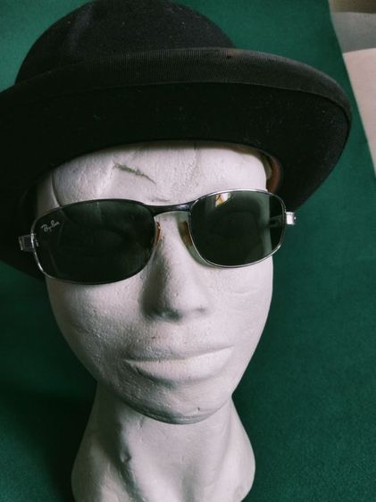 Ray-Ban แว่นตากันแดด ขอขายแว่นกันแดดวินเทจยุค 90 แบรนด์ Rayban ทรงรียาว ปั้ม RB งาน Italy กระจกสีจะออกเขียวเย็นตาเป็นชนิดแก้วสภาพยังใหม่วัตถุเป็นชนิดสแตนเลส
