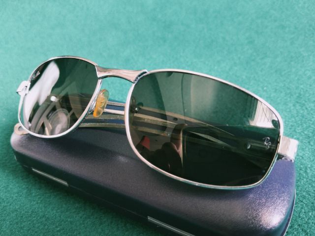 ขอขายแว่นกันแดดวินเทจยุค 90 แบรนด์ Rayban ทรงรียาว ปั้ม RB งาน Italy กระจกสีจะออกเขียวเย็นตาเป็นชนิดแก้วสภาพยังใหม่วัตถุเป็นชนิดสแตนเลส รูปที่ 5