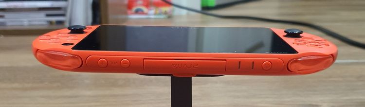 psvita 2000 สภาพสวยมาก  มีเครื่อง เมม64g กระเป๋า horiแท้  แปลงแล้ว  โหลดเกมเพิ่มเองได้เลย  เครื่องสวยจัด ติดกันรอยหน้าจอ และ หลังเครื่อง อนา รูปที่ 5