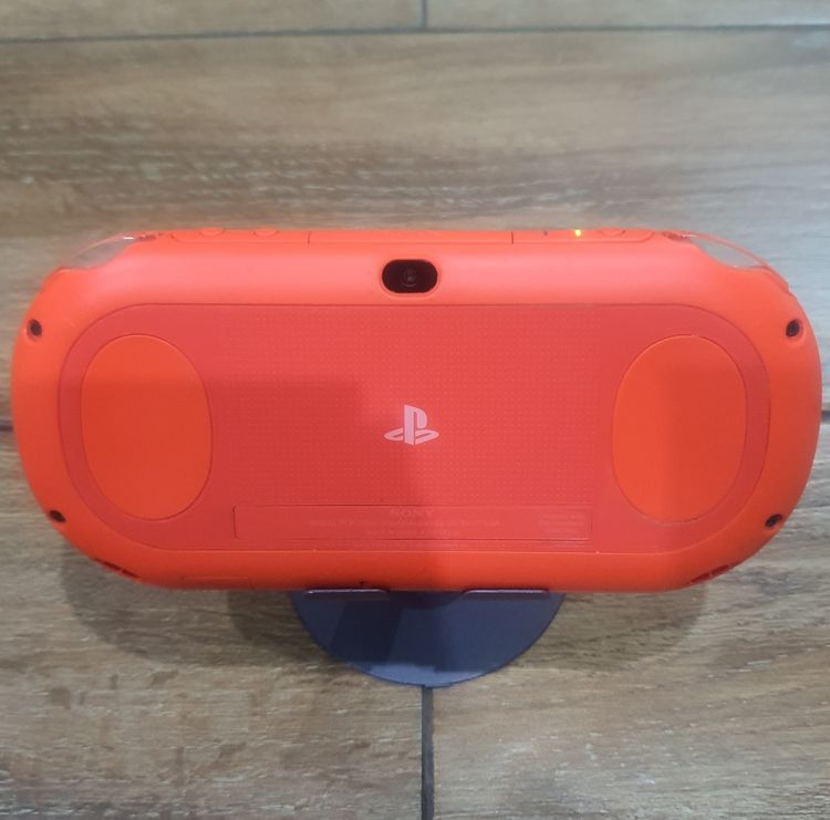psvita 2000 สภาพสวยมาก  มีเครื่อง เมม64g กระเป๋า horiแท้  แปลงแล้ว  โหลดเกมเพิ่มเองได้เลย  เครื่องสวยจัด ติดกันรอยหน้าจอ และ หลังเครื่อง อนา รูปที่ 3