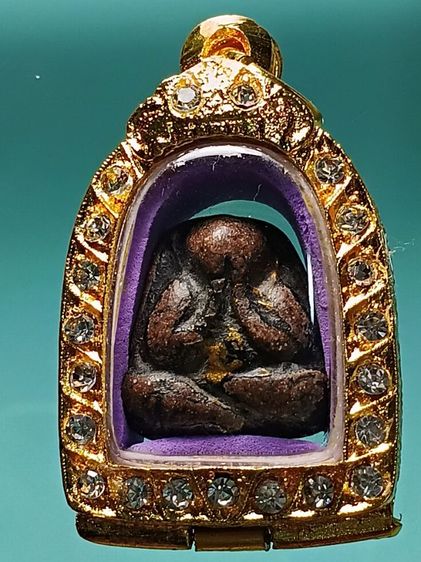 พระปิดตาเนื้อผงคลุกรัก หลวงปู่ภู่ วัดนอก จ.ชลบุรี รุ่นเเรก สภาพสวย เนื้อจัดเก่า พระมรดกเก็บเก่า ได้เหมาจากบ้านเก่าแถวย่านพานทอง เเบ่งปันมา