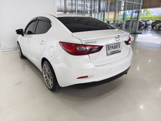 Mazda Mazda 2 2015 1.3 High Connect Sedan เบนซิน ไม่ติดแก๊ส เกียร์อัตโนมัติ ขาว รูปที่ 4