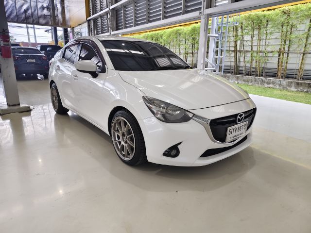 Mazda Mazda 2 2015 1.3 High Connect Sedan เบนซิน ไม่ติดแก๊ส เกียร์อัตโนมัติ ขาว รูปที่ 3