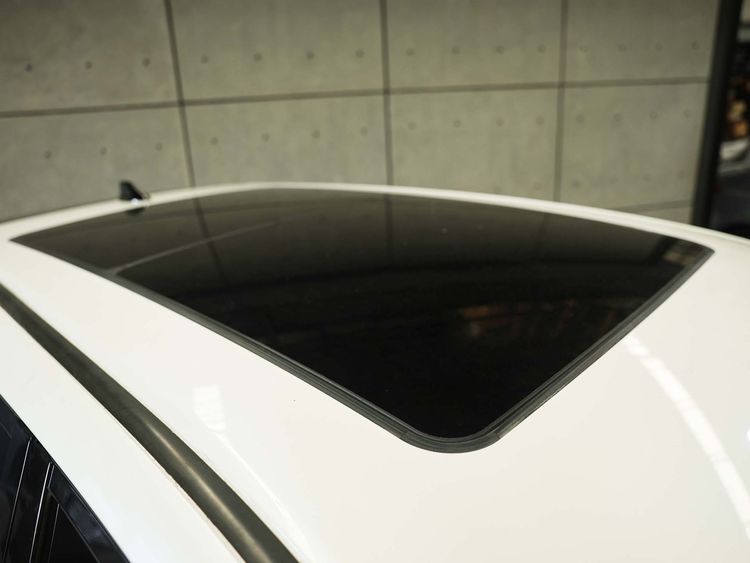 Toyota Harrier 2015 2.5 Hybrid Premium Utility-car ไฮบริด ไม่ติดแก๊ส เกียร์อัตโนมัติ ขาว รูปที่ 3