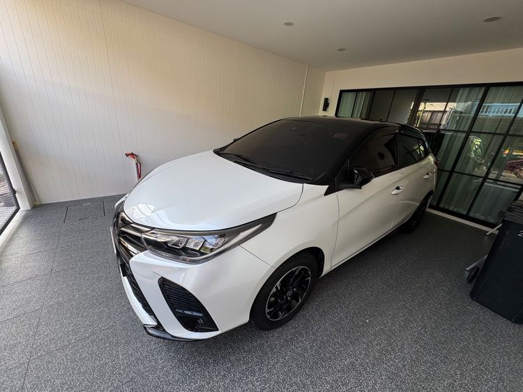 รถ Toyota Yaris 1.2 Sport Premium สี ขาว