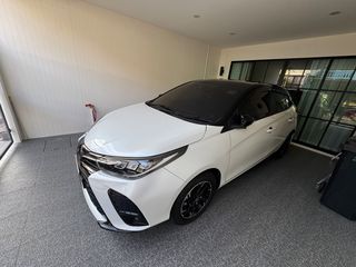 Toyota yaris 1.2 sport premium black roof 2022