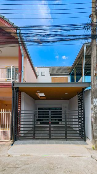  ขาย ทาวน์เฮ้าส์ 2 ชั้น หมู่บ้านมโนรมย์ 4  เฟอร์นิเจอร์ครบ หิ้วกระเป๋าเข้าอยู่ได้เลย