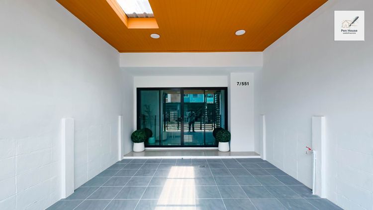 มีบางส่วน  ขาย ทาวน์เฮ้าส์ 2 ชั้น หมู่บ้านมโนรมย์ 4  เฟอร์นิเจอร์ครบ หิ้วกระเป๋าเข้าอยู่ได้เลย รูปที่ 2